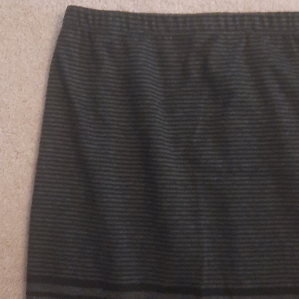 Skirt‎ - Picture 3 of 4